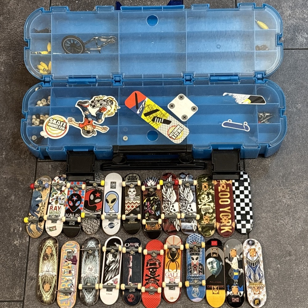 VTG Tech Deck 23 Pc Lot Alien Workshop Birdhouse Zoo York World Industries +case